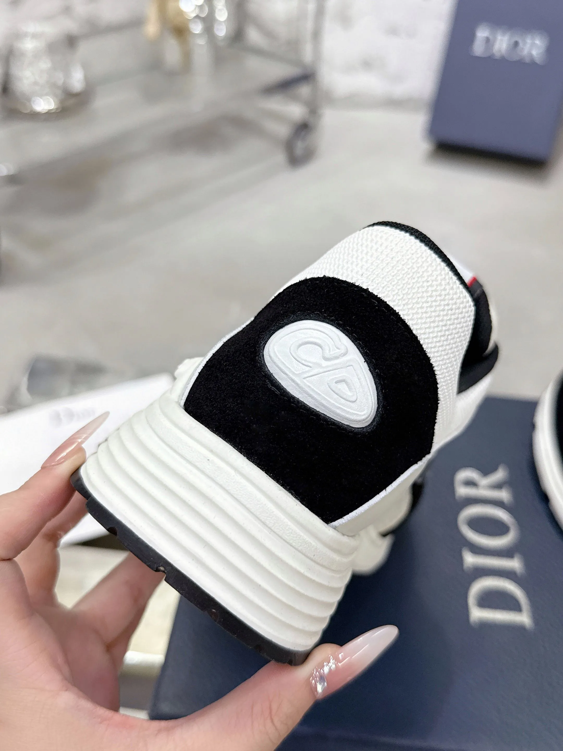 Men's men's shoes💰580💰 Dior Dior's latest color matching B30 series dad sneakers original 17960💰 purchased for development and production Brand new B30 sneakers Dad Shoes style shoes that follow the trend of the retro market The Dior logo on the tongue also indicates that this pair of shoes is the B30 model! B30 uses fine-textured leather and mesh cloth materials to form a shoe body. There are conspicuous letters CD on both sides of the shoe body to indicate identity. Many lines on the shoe body outline details to make the shoes look less monotonous and full of retro flavor. The delivery counter is exquisitely packaged🛍📦 ▪️Fabric: Original customized technical fabric + mesh ▪️Inner lining: Customized breathable lining ▪️Outsole: Original molded IP foam + TPU outsole ▪️Sole thickness: 3.5CM ▪️Size: Men's size 39-46 (Male size 38.45.46 customized)
